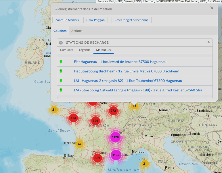 Vue de la liste des stations de recharge qualifiées dans le panneau latéral de Salesforce Maps